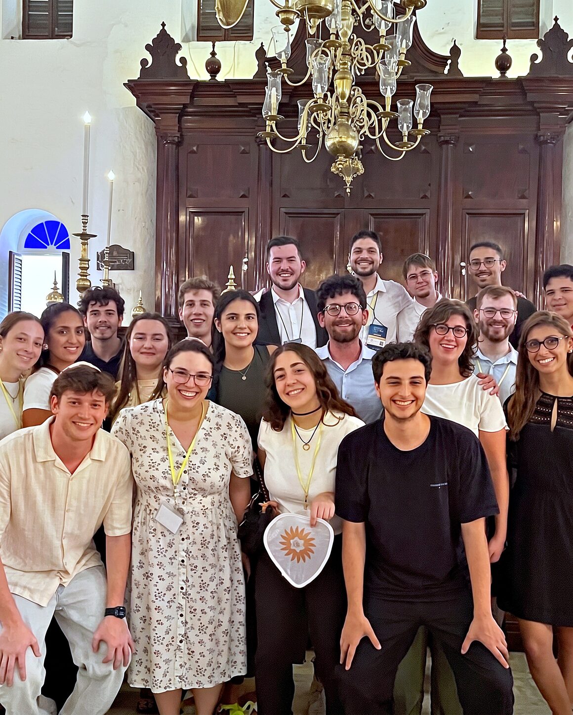 Participantes do Tamar AmLat Kenes reunidos em sinagoga histórica em Curaçao